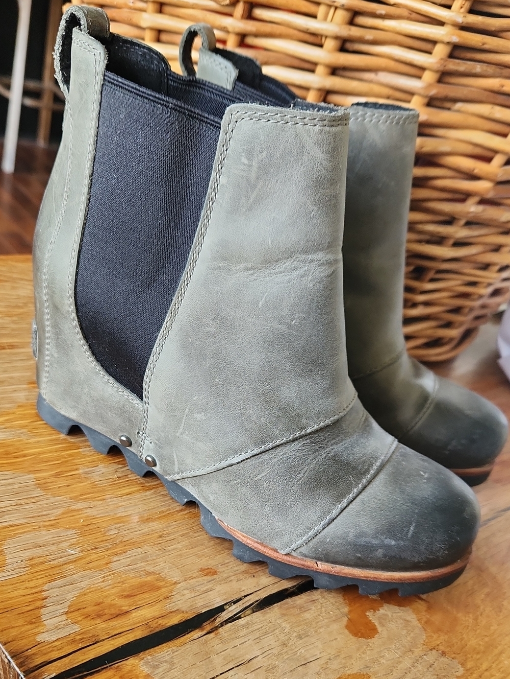 Sorel sz 5.5 Lea Wedge Chelsea Boots Gray Pull-on